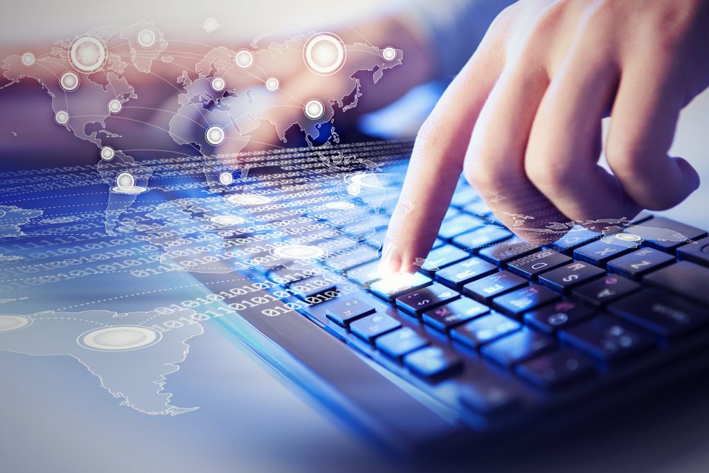 Manos manejando un teclado futurista